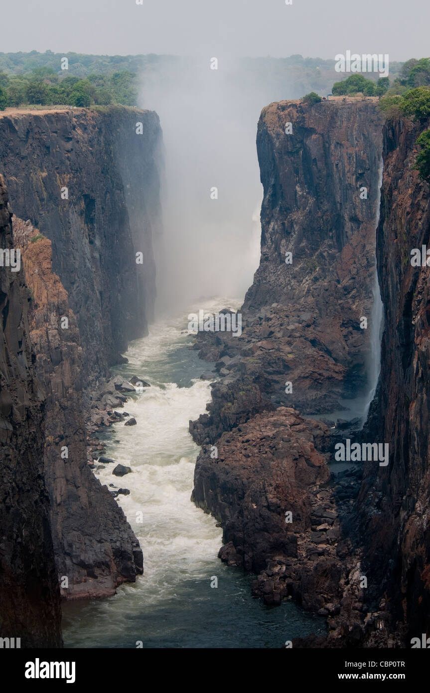 Africa Zambia-Victoria cade dal lato dello Zambia e Zimbabwe è sul lato sinistro. Fiume Zambesi è al di sotto di Foto Stock