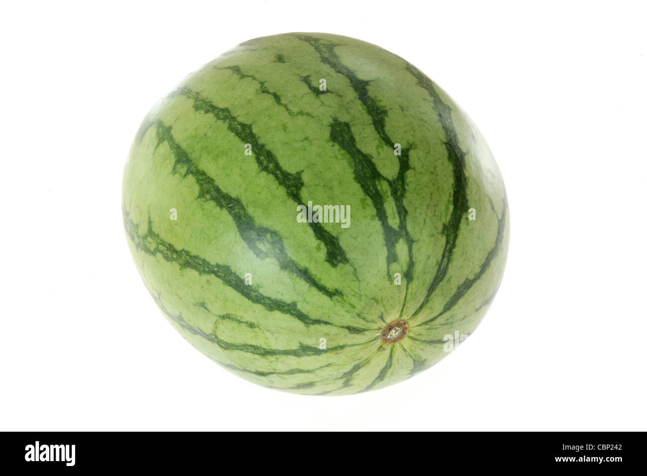 Fresco e salutare mature e succosa anguria isolata contro uno sfondo bianco con copia spazio un percorso di taglio e nessun popolo Foto Stock