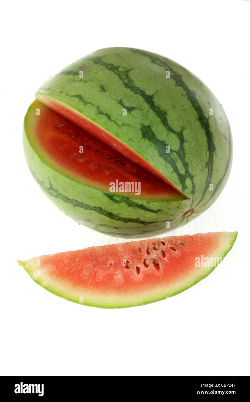Fresco e salutare mature e succosa anguria isolata contro uno sfondo bianco con copia spazio un percorso di taglio e nessun popolo Foto Stock