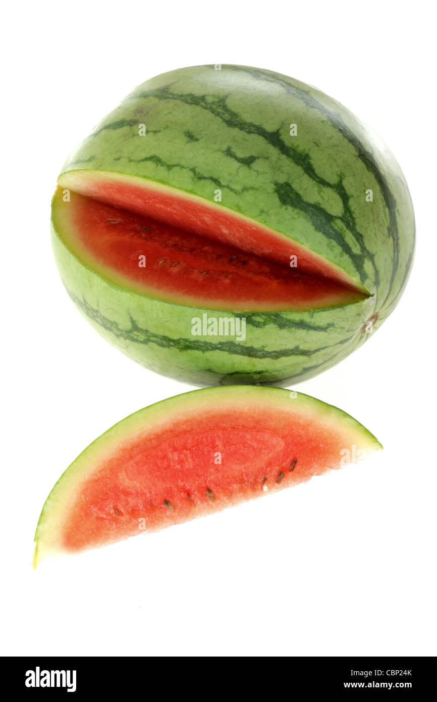 Fresco e salutare mature e succosa anguria isolata contro uno sfondo bianco con copia spazio un percorso di taglio e nessun popolo Foto Stock