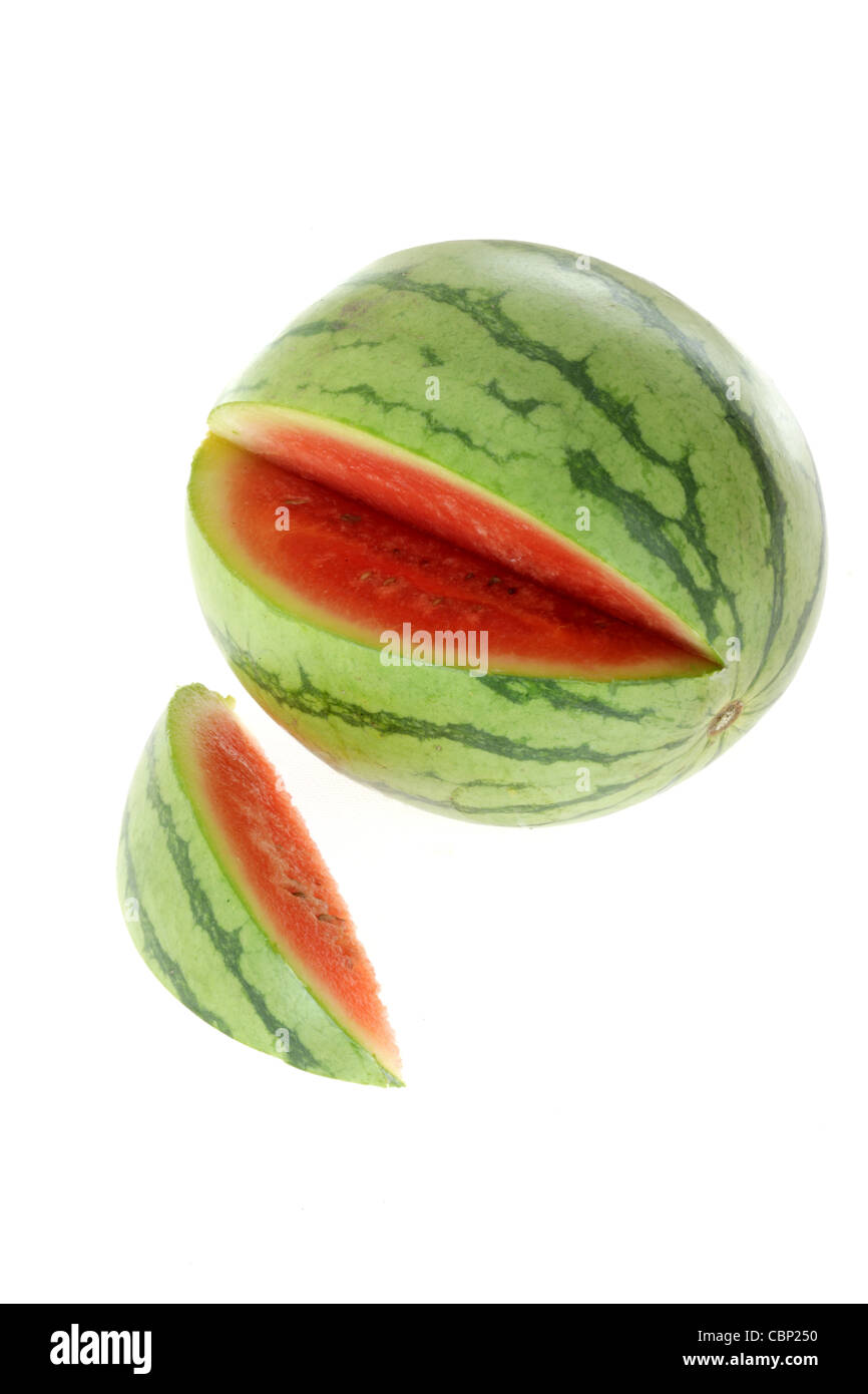 Fresco e salutare mature e succosa anguria isolata contro uno sfondo bianco con copia spazio un percorso di taglio e nessun popolo Foto Stock