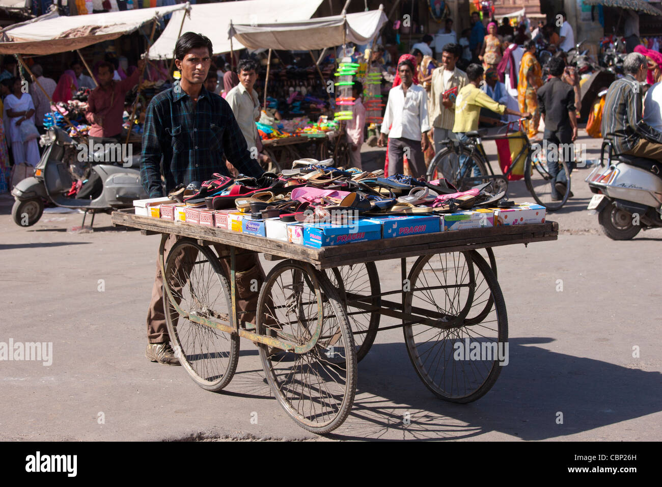 Scena di strada a Sardar Mercato a Girdikot, Jodhpur, Rajasthan, India settentrionale Foto Stock