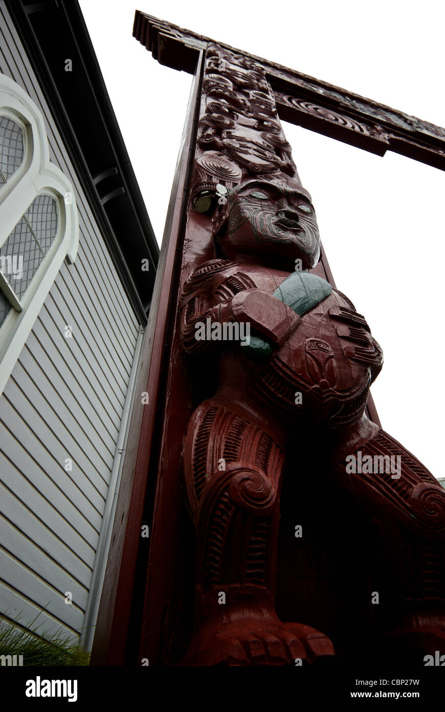 In legno intagliato benvenuto Maori arch gate a Aratoi Museo di Arte e Storia Wairarapa Regione Valle Nuova Zelanda Foto Stock