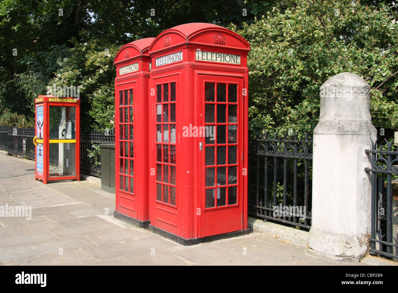 Classico London cabine telefoniche a fianco della versione moderna sulla sinistra (angolo NE Queen's Gate e Cromwell Rd) Foto Stock