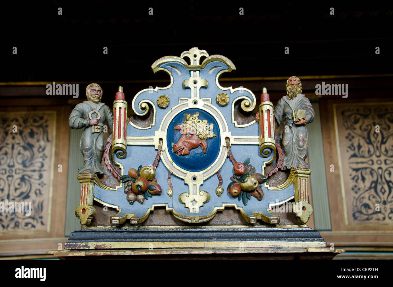 Danimarca, helsingoer. Kronborg Castle (aka kronborg slot). ornati in legno intagliato chiesa pew. Foto Stock