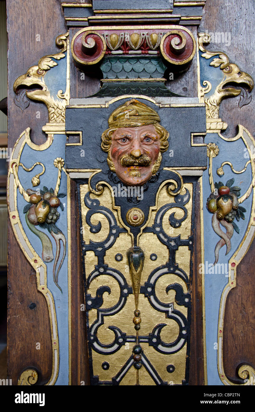 Danimarca, helsingoer. Kronborg Castle (aka kronborg slot). ornati in legno intagliato chiesa pew. Foto Stock