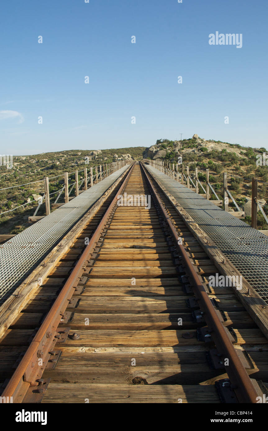 Un ponte ferroviario campate Route 94 nell est della Contea di San Diego. Foto Stock