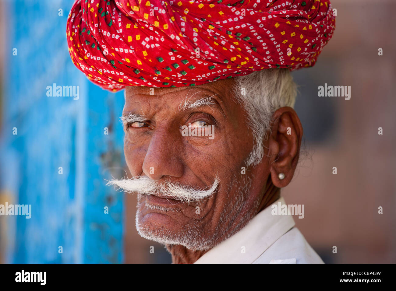 Uomo indiano con il tradizionale turbante di Rajasthani in Narlai village nel Rajasthan, India settentrionale Foto Stock