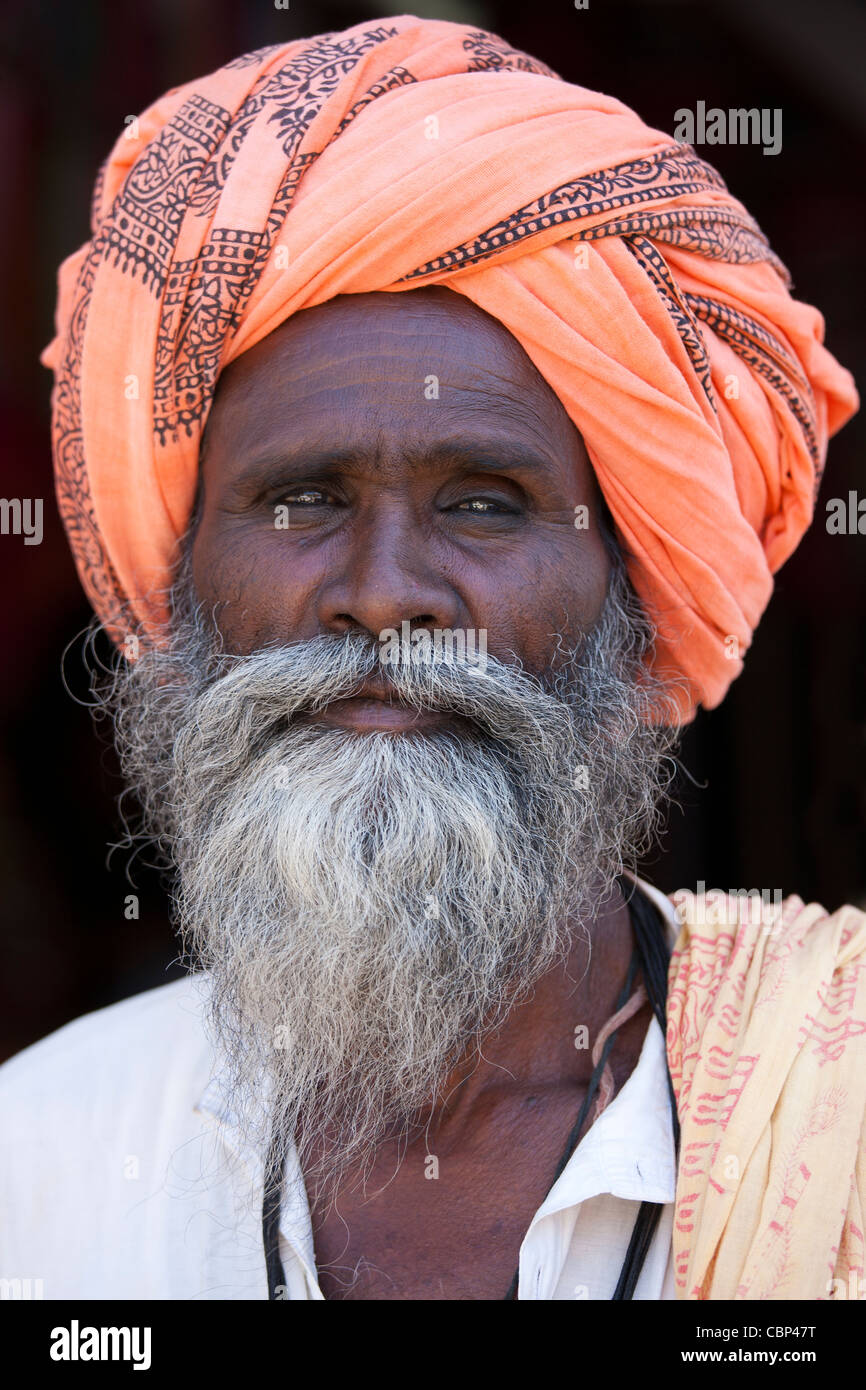 Uomo indiano indossando il tradizionale di Rajasthani turbante in Sadri città nel distretto di pali del Rajasthan, stato dell India occidentale Foto Stock