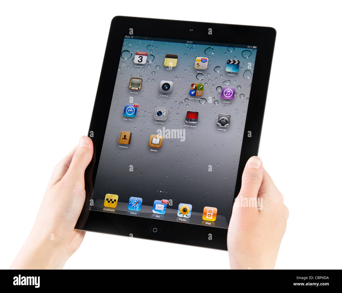 Donna mani Apple iPad2 con homepage su uno schermo. Isolato su bianco. Foto Stock