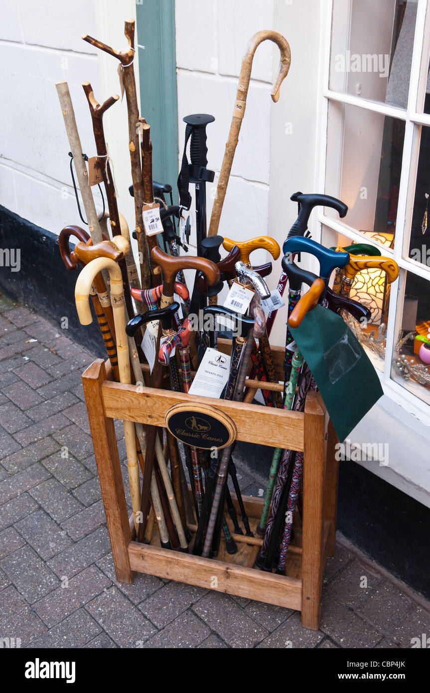 Bastoni da passeggio per la vendita in Halesworth , Suffolk , Inghilterra , Inghilterra , Regno Unito Foto Stock