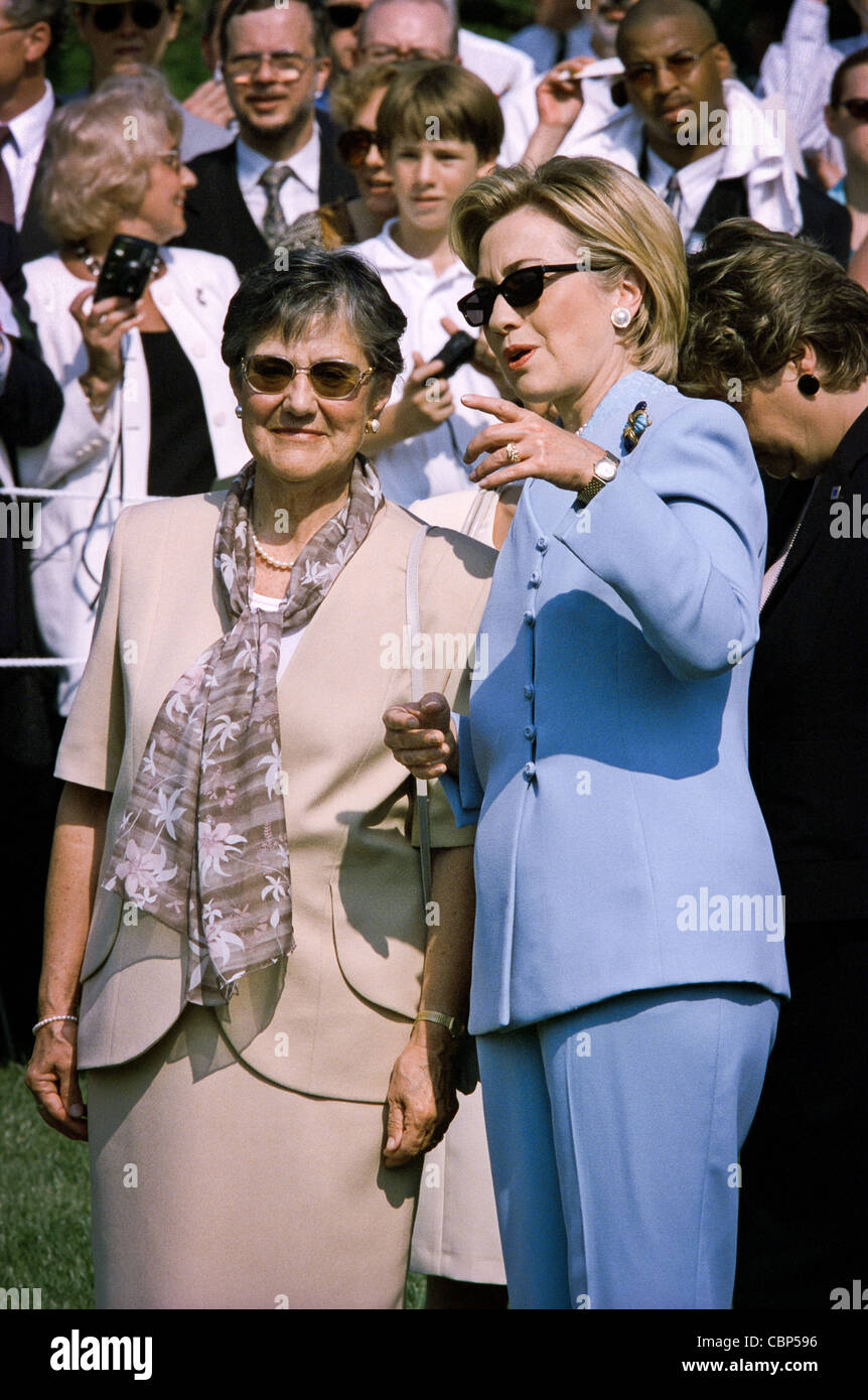 Prima signora Hillary Rodham Clinton colloqui con l'Ungherese prima signora Zsuzsanna Goncz (L) durante una cerimonia di arrivo sul prato Sud della Casa Bianca per il presidente ungherese Arpad Goncz Giugno 8, 1999 a Washington, DC. Foto Stock