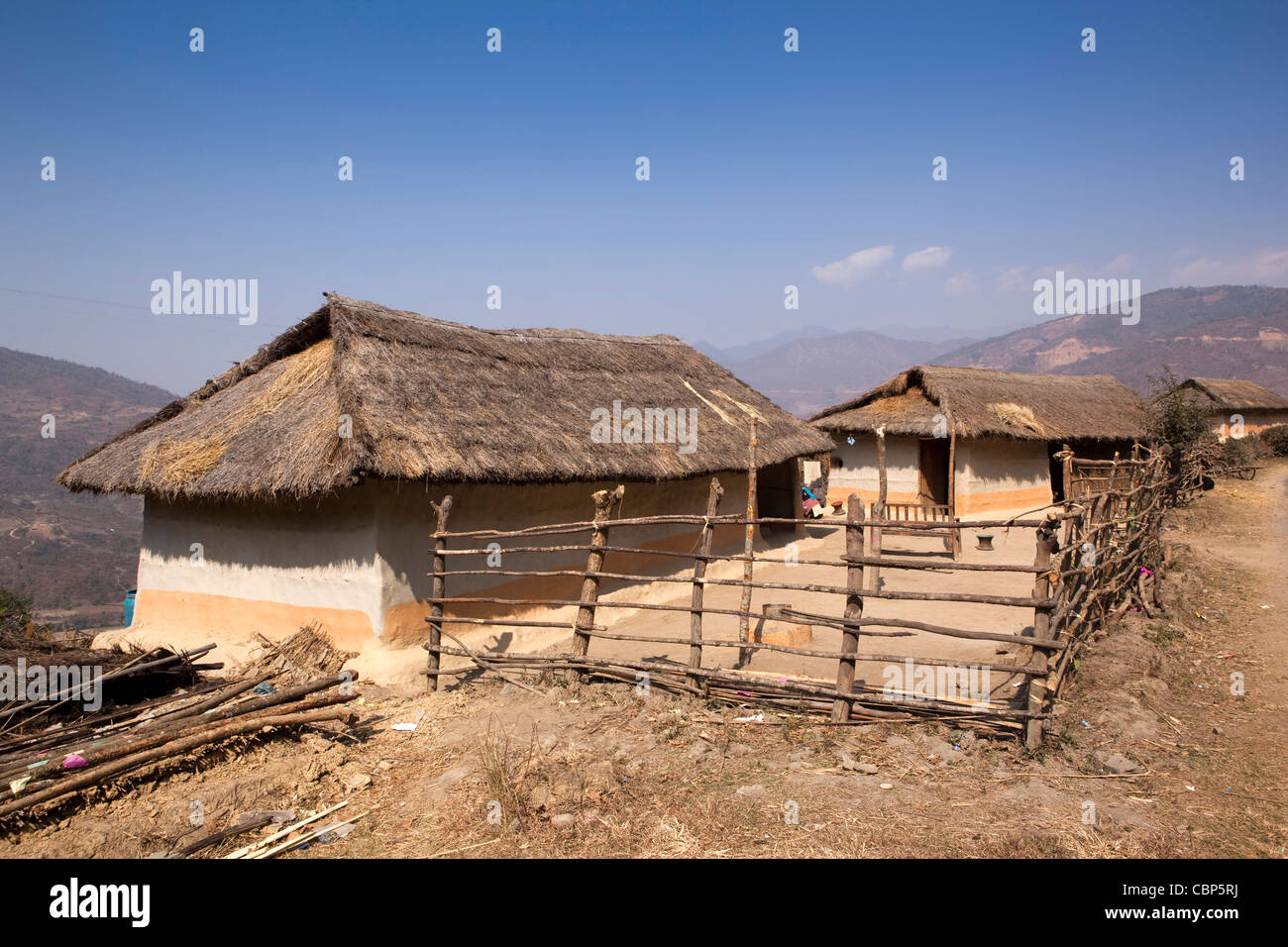 India, Manipur, Lairouching colline, locale costruito in legno, sterco resi house e il composto Foto Stock