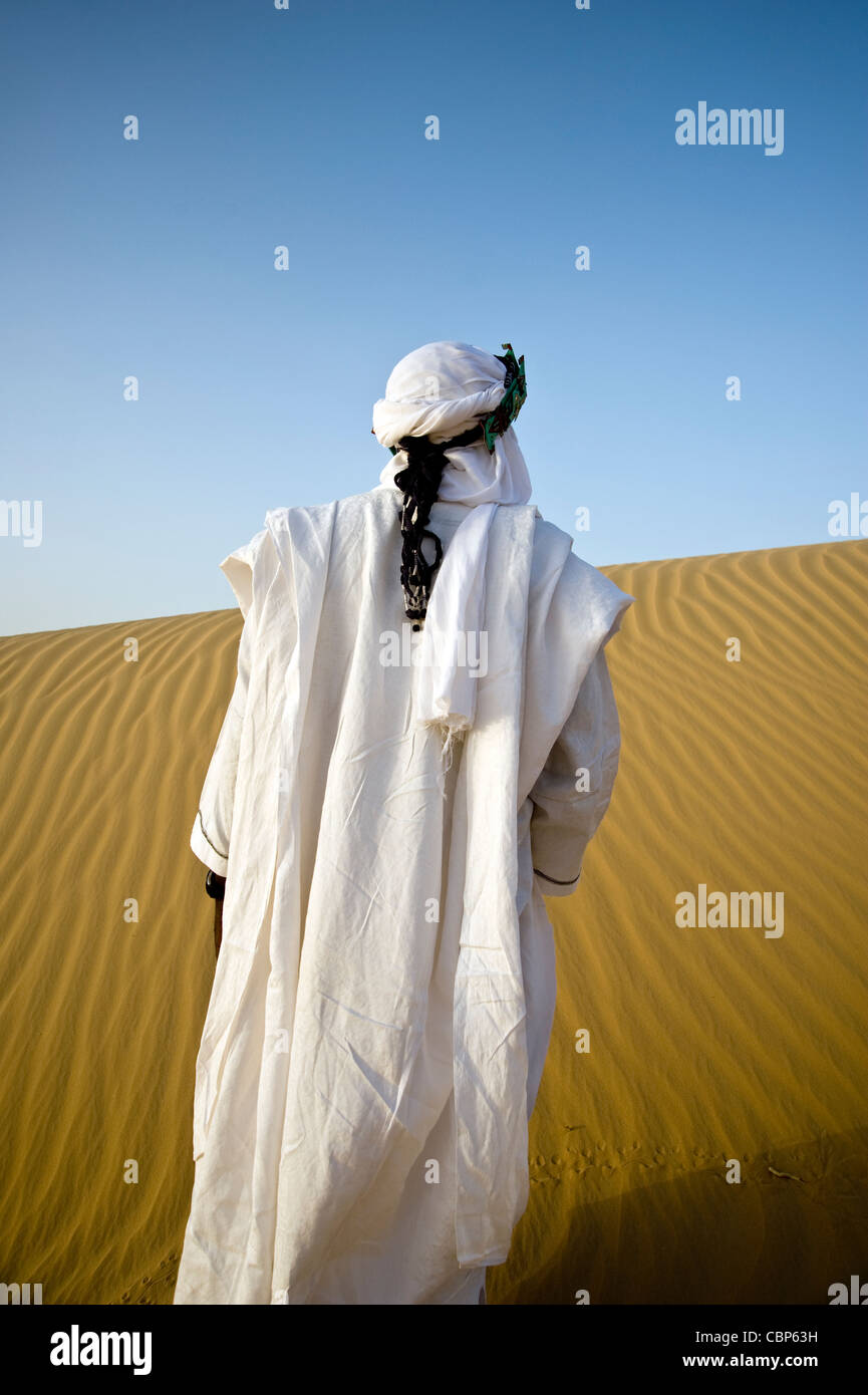 Touareg musicista Koudede, in dune di sabbia al di fuori di Timbuktu, Mali Foto Stock