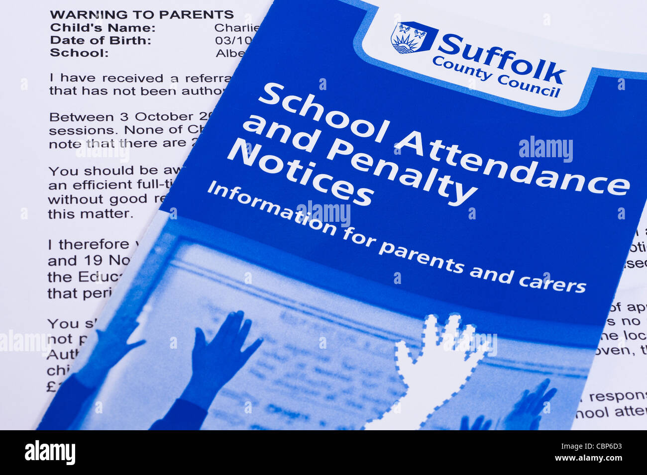 Una lettera di avvertimento inviata da un consiglio ai genitori di prendere i loro figli a scuola per una vacanza che minacciano di ammenda loro £50 Foto Stock