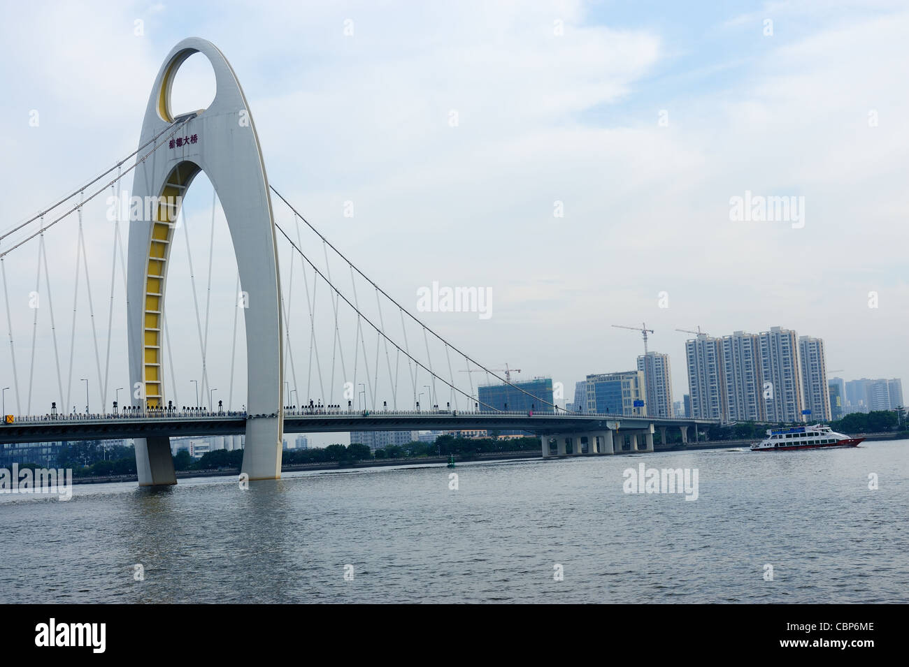 Scena di Liede ponte sopra il fiume Pearl nella città di Guangzhou, nella provincia di Guangdong in Cina Foto Stock