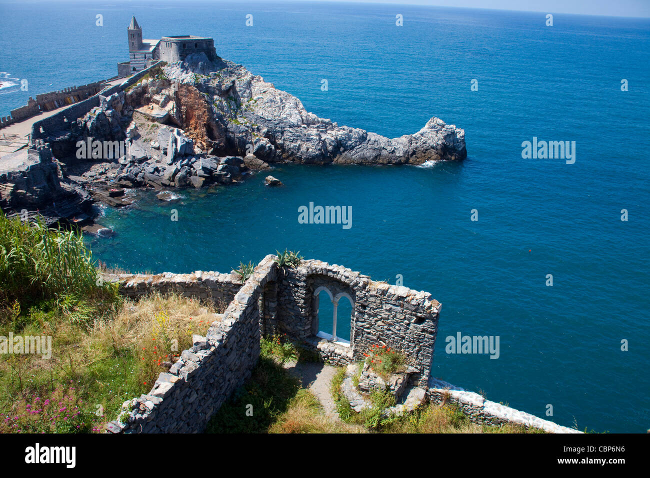 Vista dalla fortezza sulla chiesa di San Pietro, Porto Venere, provincia di La Spezia Liguria di Levante, Italia, mare Mediterraneo, Europa Foto Stock