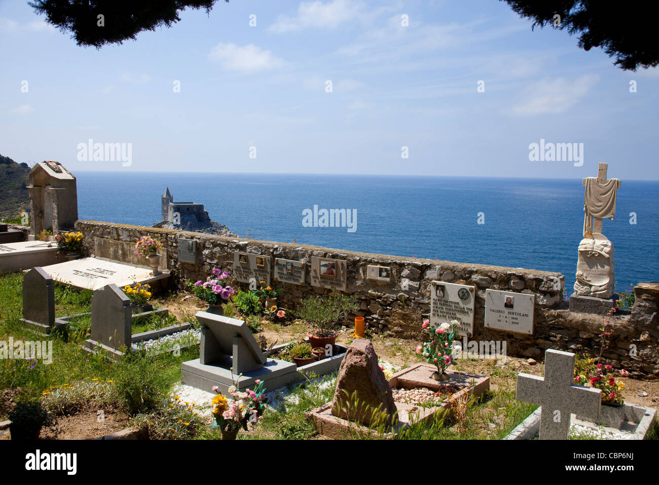 Cementary con vista mare, la chiesa di San Pietro, Porto Venere, provincia di La Spezia Liguria di Levante, Italia, mare Mediterraneo, Europa Foto Stock