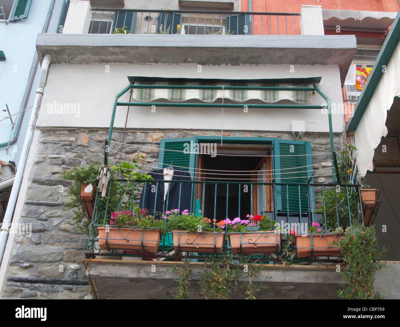 Balcone con vasi di fiori, il villaggio di pescatori di Porto Venere, provincia di La Spezia Liguria di Levante, Italia, mare Mediterraneo, Europa Foto Stock