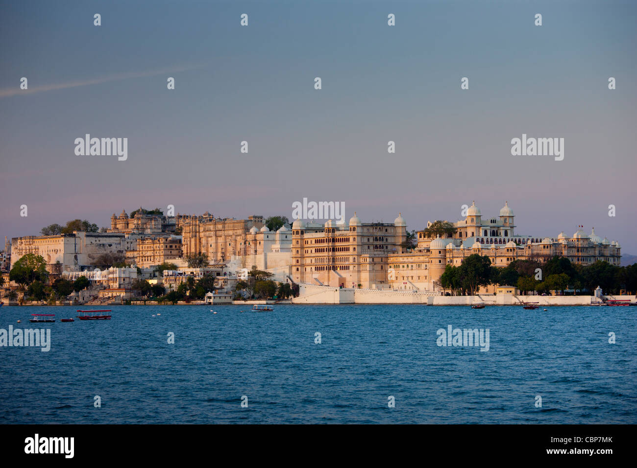 Palazzo di Città complessa e Shiv Niwas Palace hotel di 76th Maharana del Mewar, Shreeji Arvind Singh Mewar di Udaipur Rajasthan in India Foto Stock