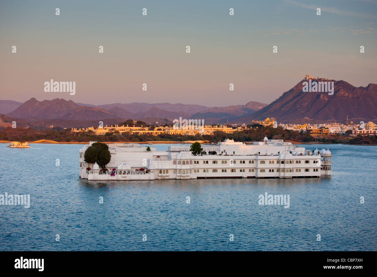 Il Lake Palace Hotel, Jag Niwas, sul sito dell'isola sul lago Pichola in prima luce di mattina presto, Udaipur, Rajasthan, India Foto Stock