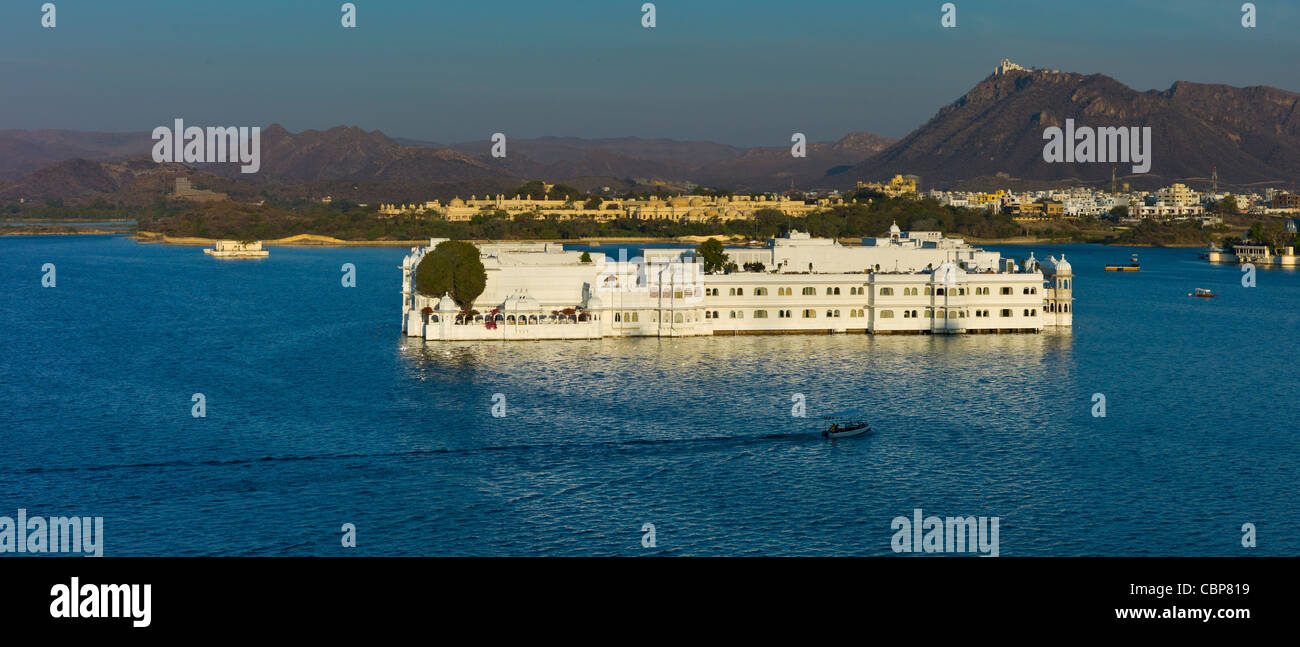 Il Lake Palace Hotel, Jag Niwas, sul sito dell'isola sul lago Pichola in prima luce di mattina presto, Udaipur, Rajasthan, India Foto Stock