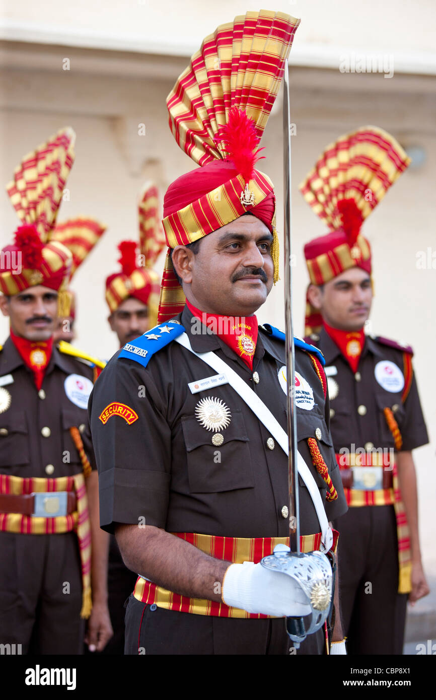 Jai Mewar cerimoniale di guardia della 76th Maharana del Mewar, Shriji Arvind Singh Mewar di Udaipur, presso il Palazzo di Città, Rajasthan, India Foto Stock