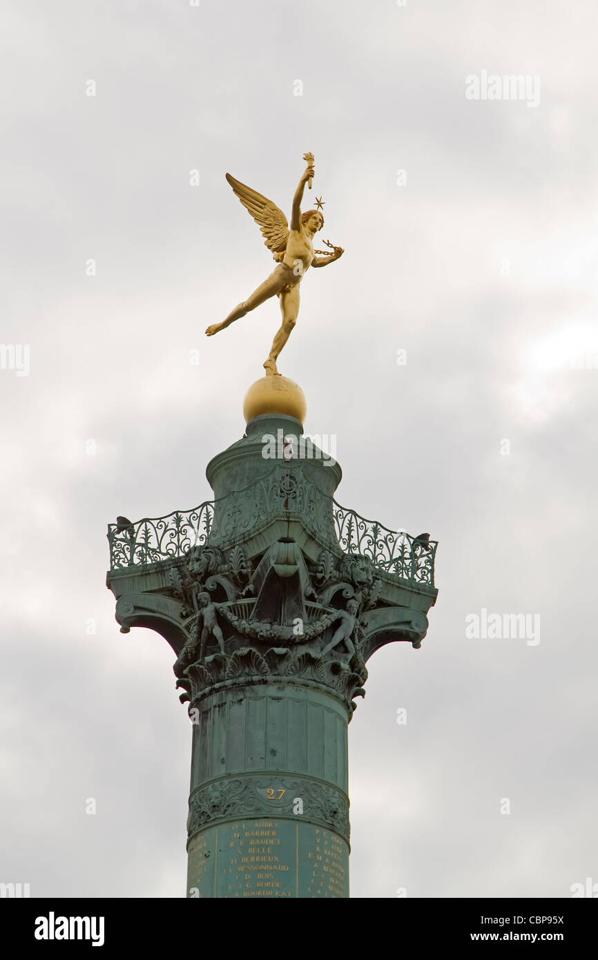 La statua dell'Angelo della libertà sulla parte superiore della colonna di Luglio (Colonne de Juillet) a Place de la Bastille, Parigi Foto Stock