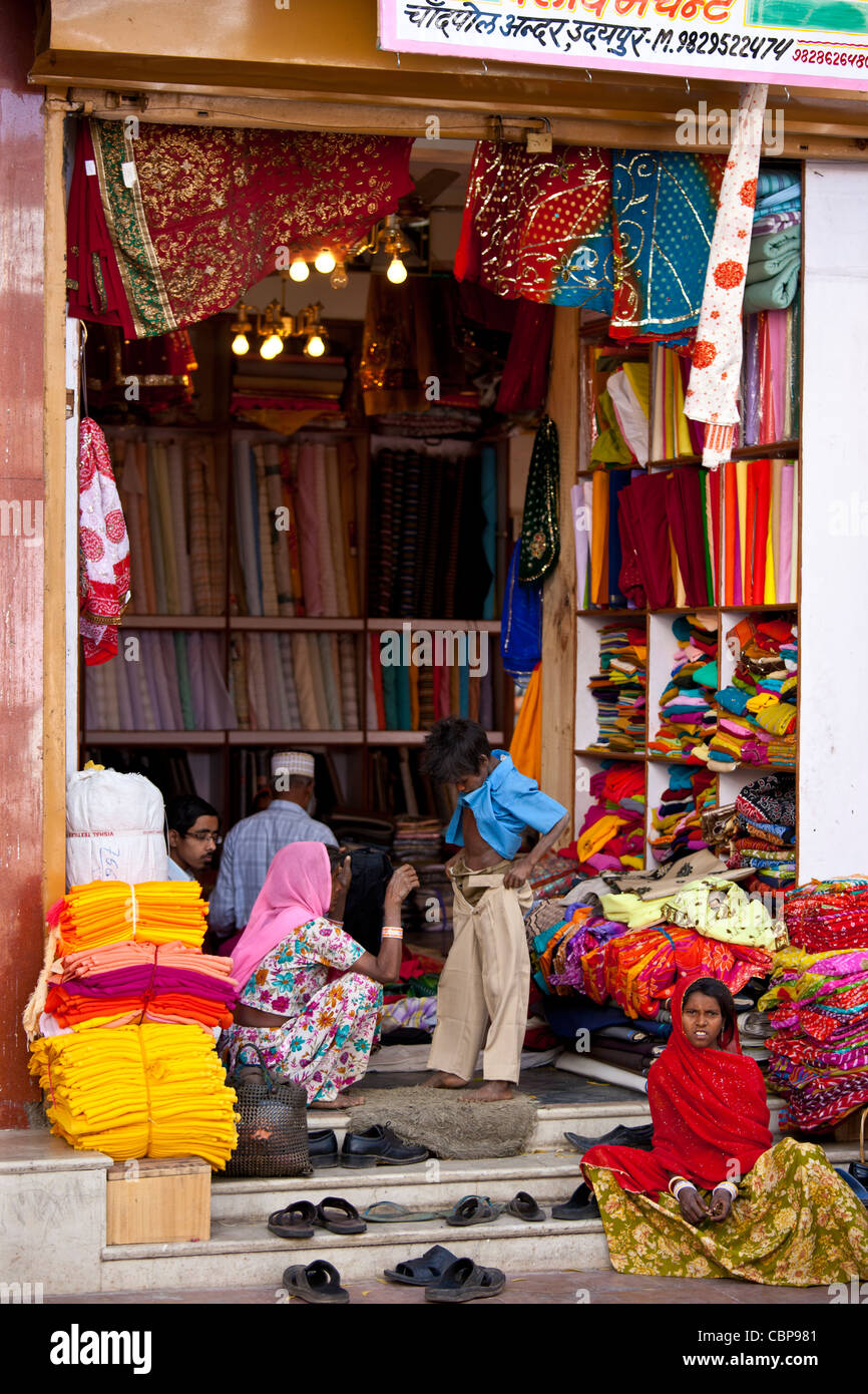 Famiglia indiana shopping per bambini vestiti in città vecchia in Udaipur, Rajasthan, stato dell India occidentale Foto Stock