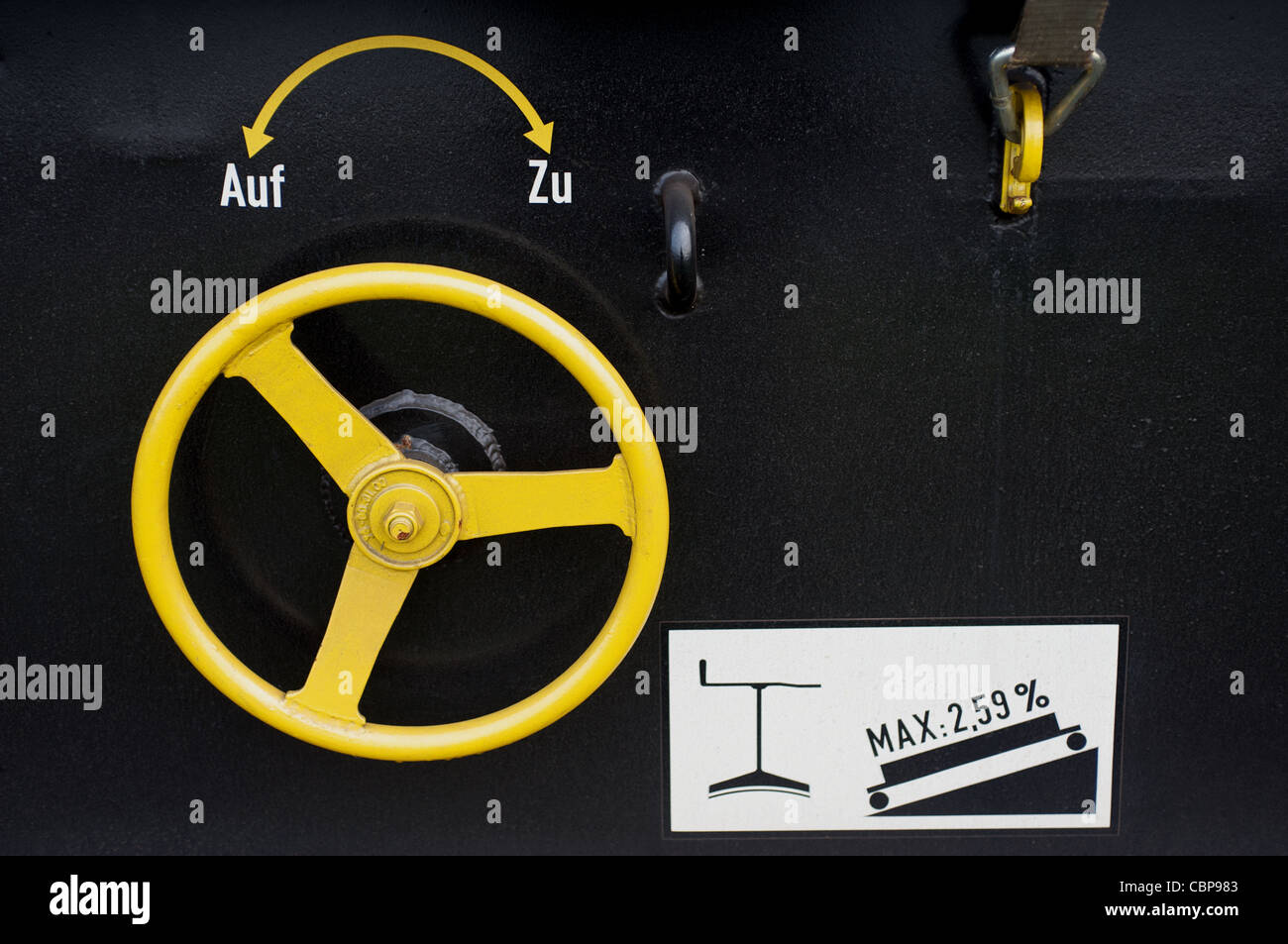 Azionato manualmente il freno di stazionamento su una linea ferroviaria carro merci Foto Stock