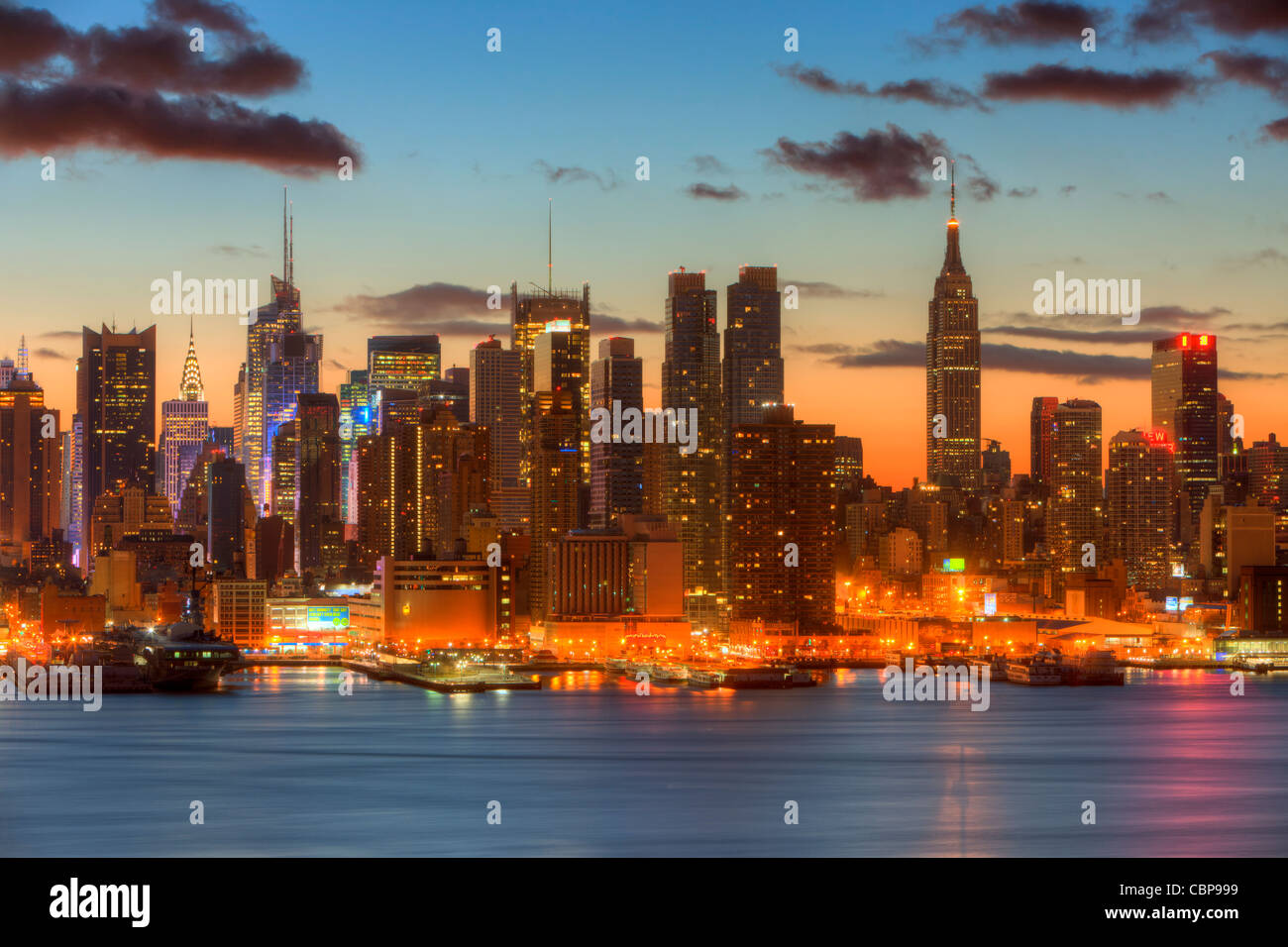 La skyline di Manhattan durante il crepuscolo del mattino come visto sopra il fiume Hudson guardando ad est dal New Jersey. Foto Stock