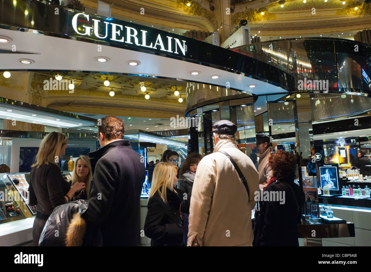 Parigi, Francia, Guerlain, marchio di lusso, banco cosmetici all'interno dei grandi magazzini "Galeries Lafayettes", shopping natalizio, profumeria, shopping natalizio nei negozi, negozio LVMH a Parigi Foto Stock