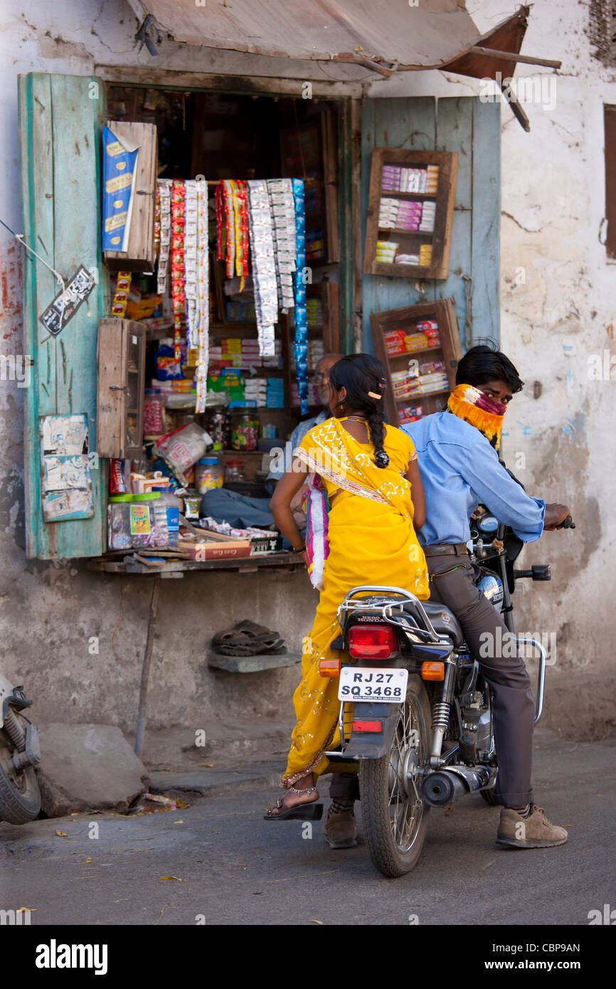 Giovani indiani paio di shopping nella città vecchia Udaipur, Rajasthan, stato dell India occidentale Foto Stock