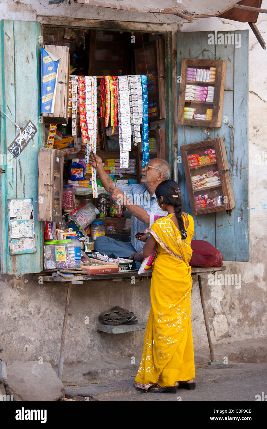 Giovane donna indiana di shopping nella città vecchia Udaipur, Rajasthan, stato dell India occidentale Foto Stock