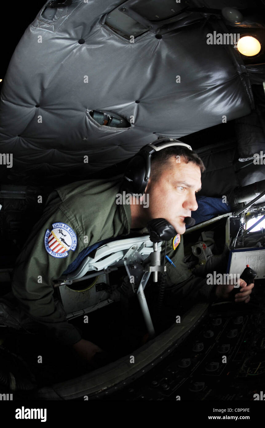 Master Sgt. Timothy Preston controlla il boom di un KC-135 Stratotanker come B-52 Stratotfortress si avvicina per rifornire il 13 luglio sull'Oceano Pacifico durante Talisman Sabre 09. Sergeant Preston è uno specialista di rifornimento nella 506esima squadra di rifornimento Expeditionary presso la base dell'aeronautica Andersen, Guam. Foto Stock