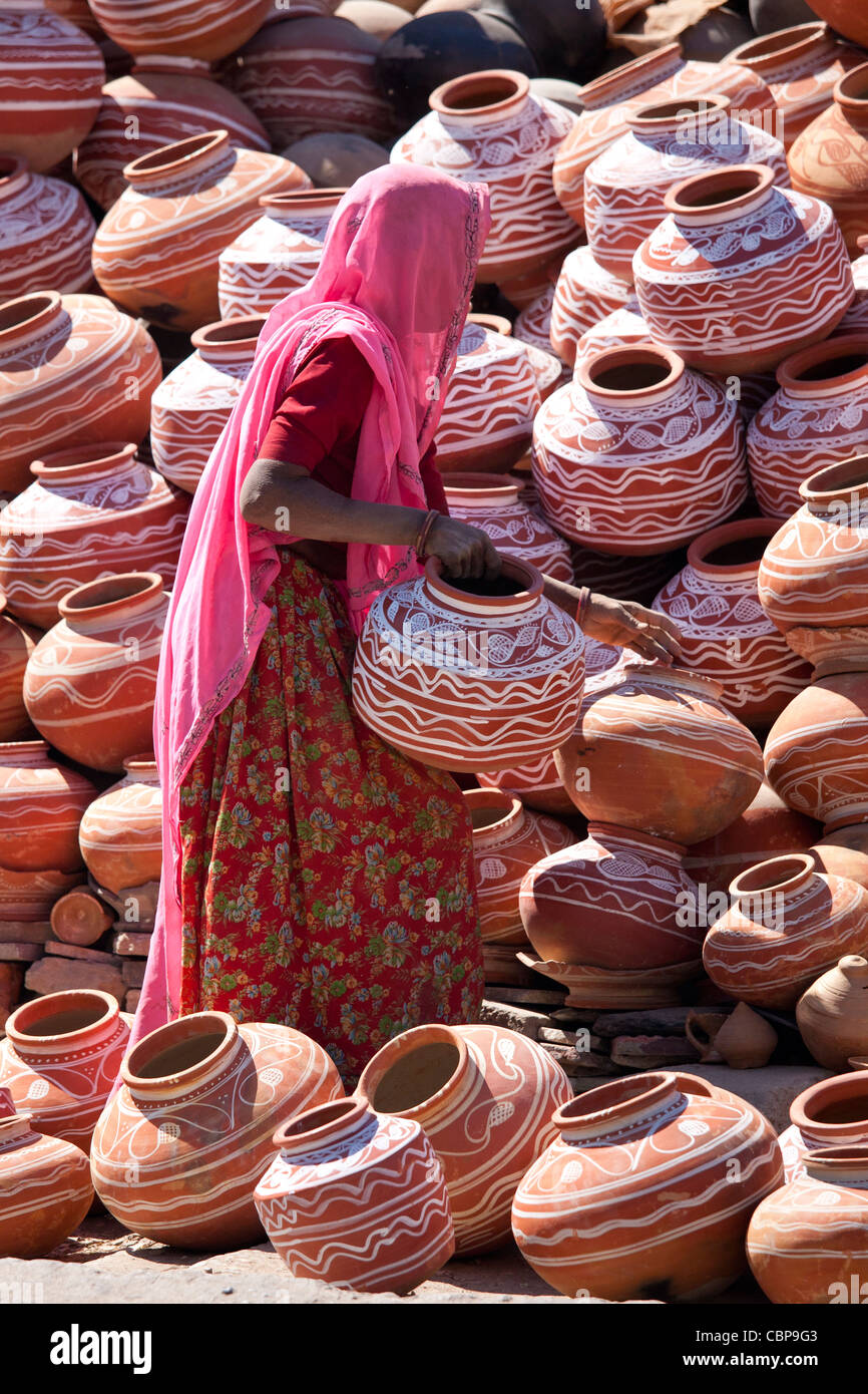 Donna indiana la vendita di argilla vasi d'acqua in vendita nella città vecchia Udaipur, Rajasthan, stato dell India occidentale, Foto Stock