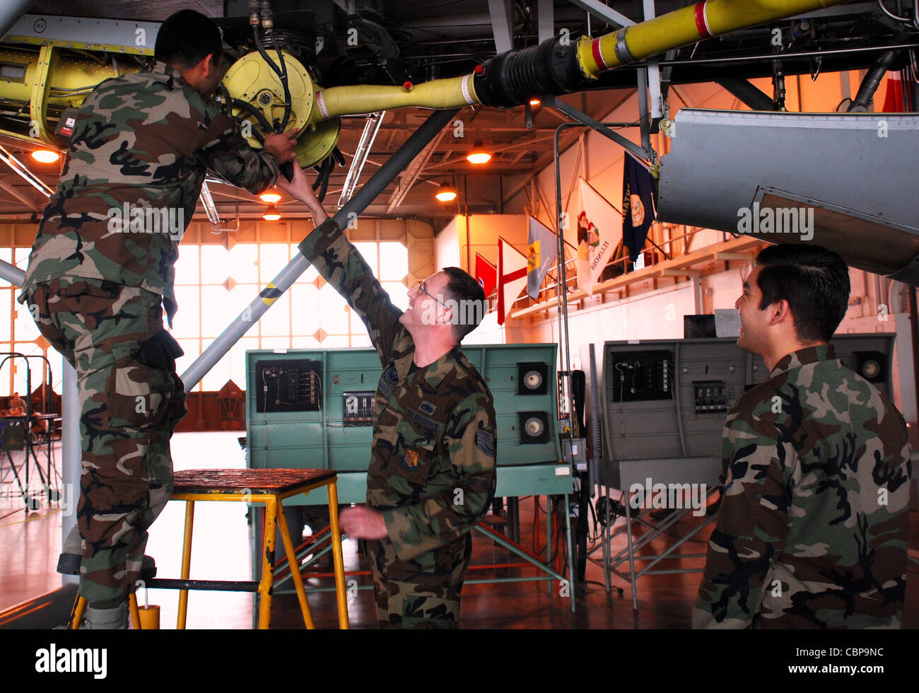 Tecnologia. SGT. Matthew Warren (centro), un istruttore presso la base dell'aeronautica Sheppard, Texas, istruisce gli studenti cileni di manutenzione dell'aeronautica militare Oscar Molina e Jorge Hernandez sulla manutenzione del KC-135E 5 febbraio 2010. Trentotto manutentori della forza aerea cilena hanno ricevuto 96 ore di istruzioni prima di tornare a casa. Foto Stock