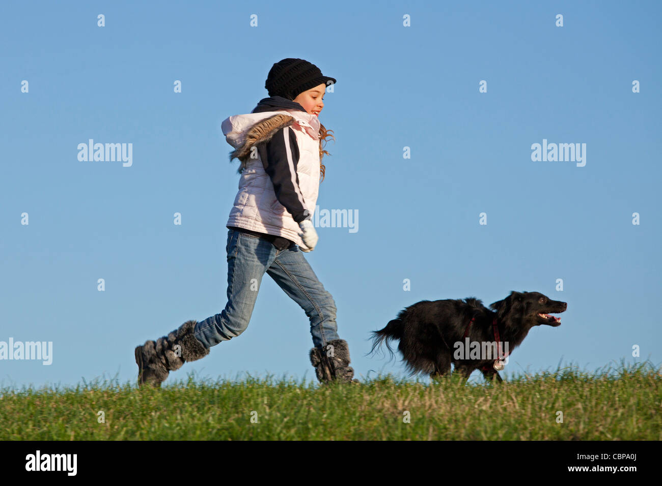 Giovane ragazza che gioca con un cane Foto Stock