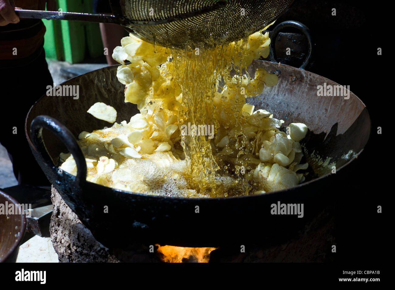 Deep-fried snack, patatine, in vendita nel centro storico mercato Udaipur, Rajasthan, stato dell India occidentale, Foto Stock