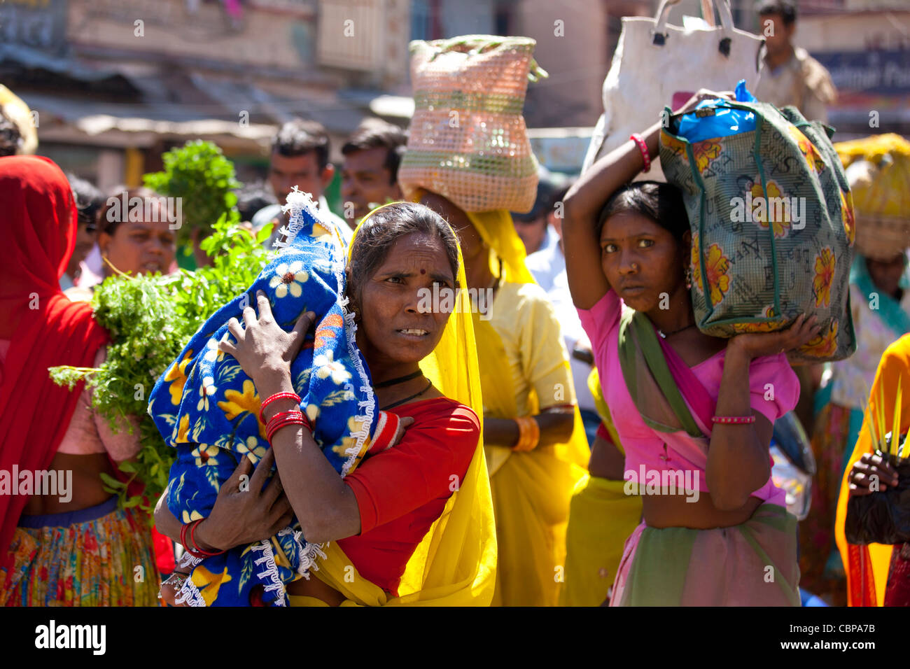 Le donne indiane lo shopping nella città vecchia Udaipur, Rajasthan, stato dell India occidentale, indù e musulmani insieme. Foto Stock