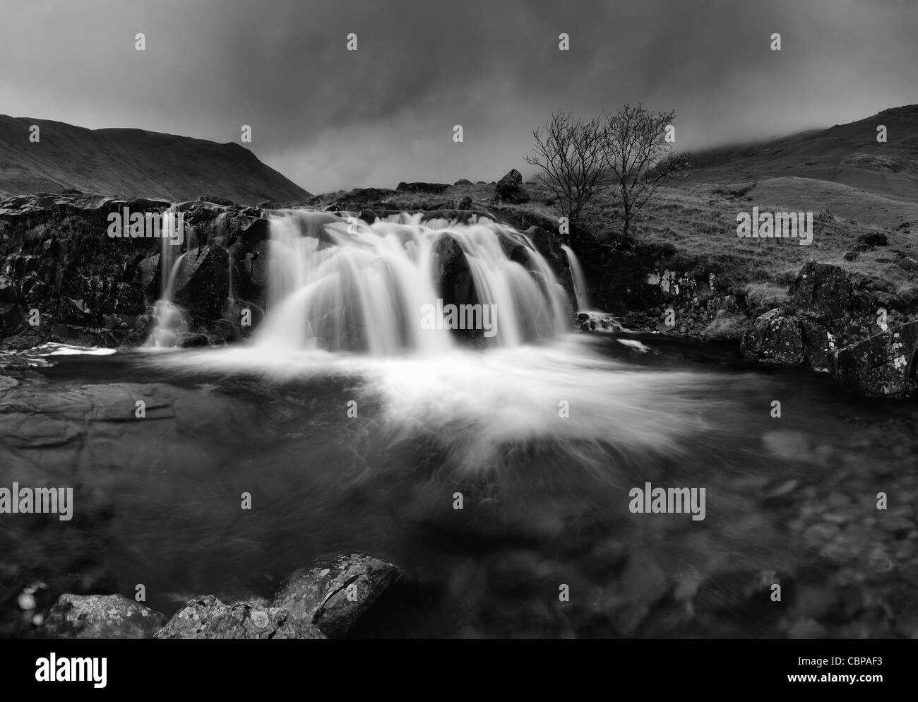 Immagine in bianco e nero di cascata nella valle Langstrath nel Lake District inglese Foto Stock