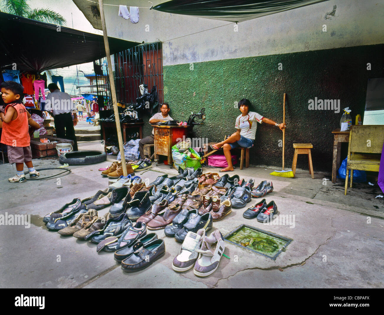 Piede di anticaglie ware scarpe nel mercato Belen Foto Stock