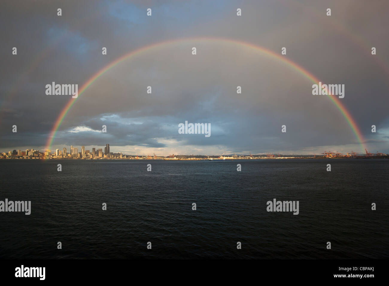 Rainbow al di sopra della Baia di Elliott e a Seattle, Washington, Stati Uniti d'America Foto Stock
