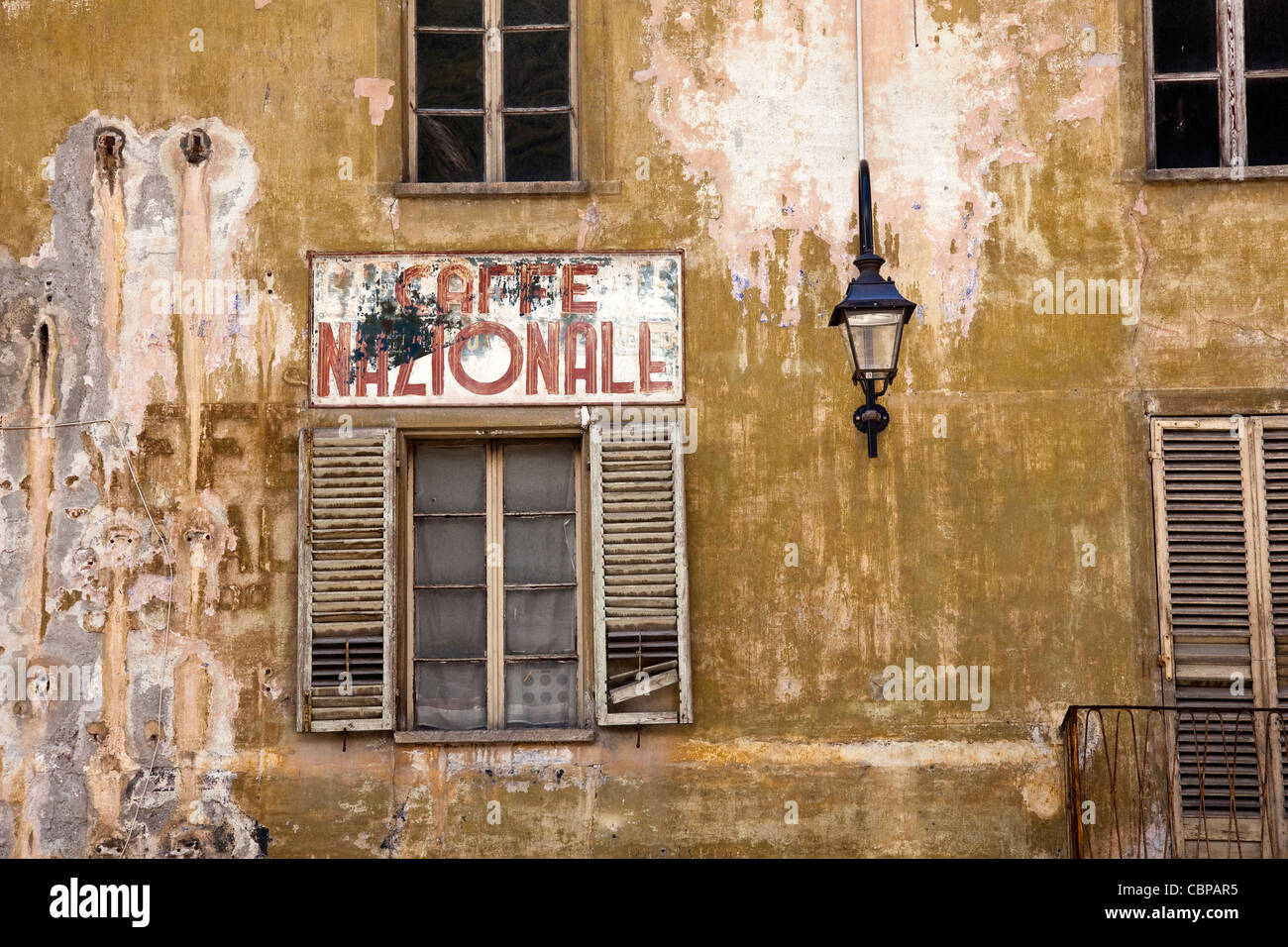 Vecchia pittura murale di Caffe Nazionale nel villaggio di Susa, Nord Italia. Foto Stock