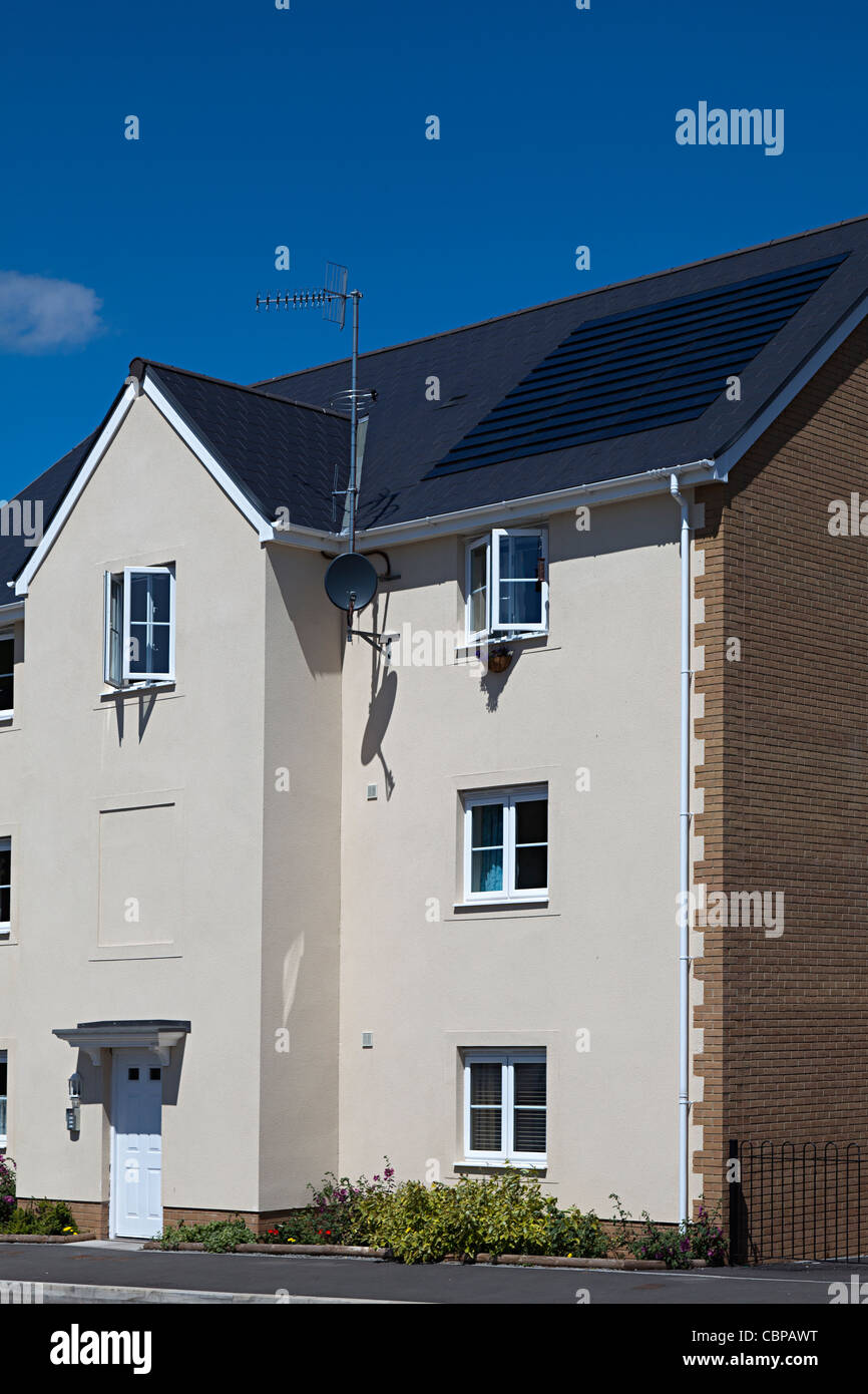 La nuova build Barratt home sulla nuova station wagon con solar pv piastrelle integrato nel tetto del Galles Abergavenny, Regno Unito Foto Stock