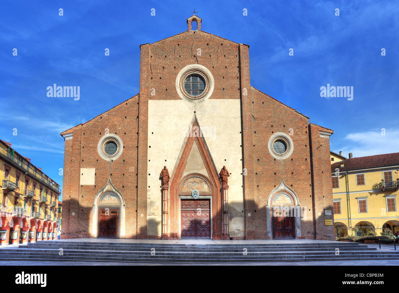 Facciata vista sul Duomo di Saluzzo (Maria Vergine Assunta la chiesa) in Saluzzo, Italia. Foto Stock