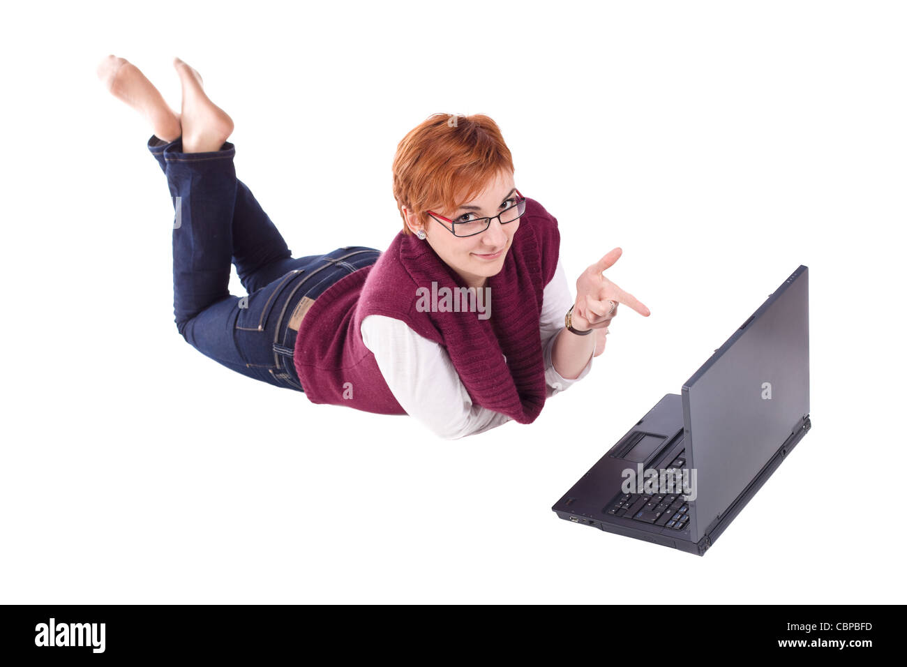 Giovane donna utilizzando computer portatile isolato su sfondo bianco Foto Stock
