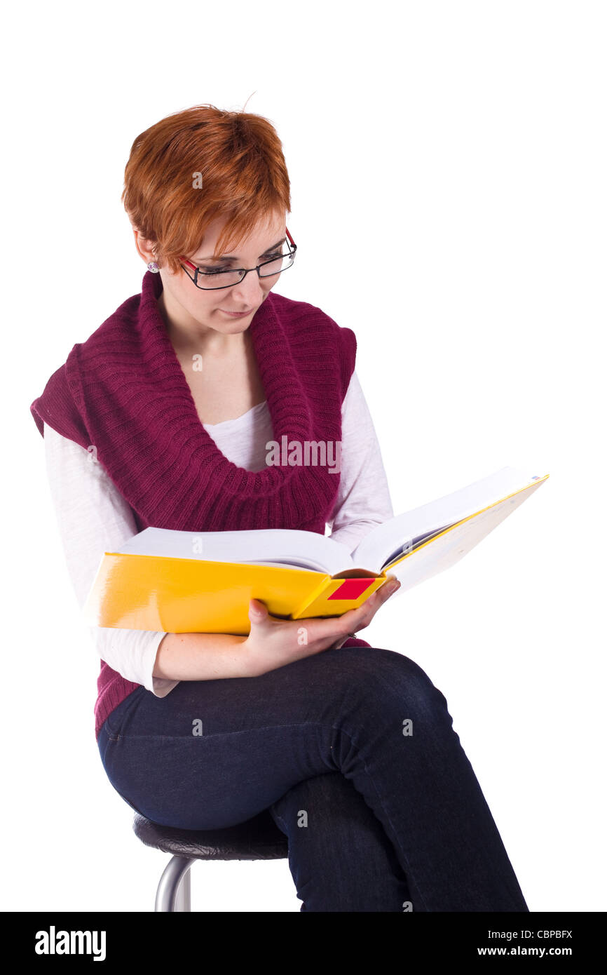 Giovane donna è di apprendimento isolato in uno sfondo bianco Foto Stock