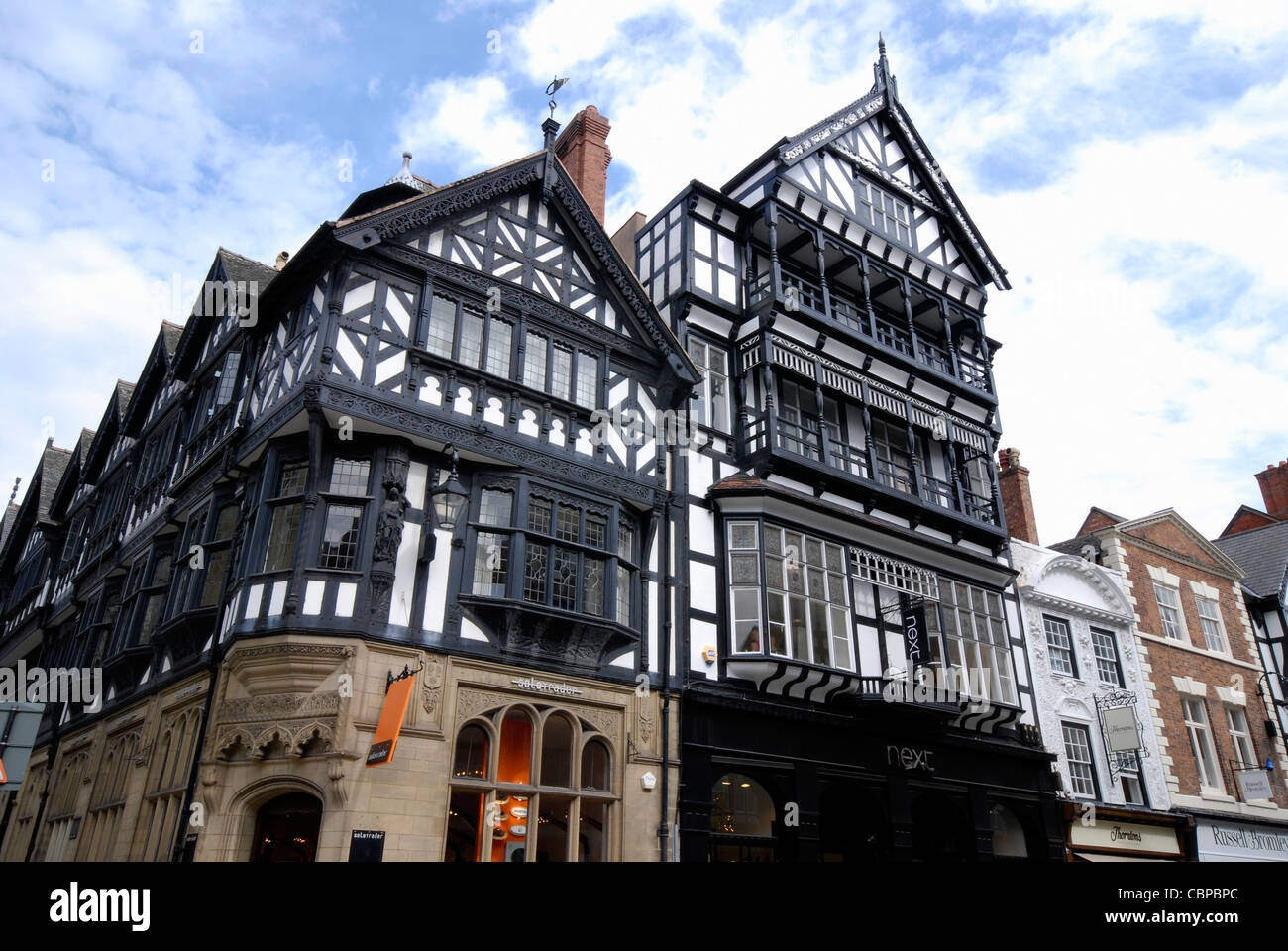 L'edificio unico stile di Chester righe in corrispondenza della zona di spigolo di Eastgate e San Werburgh street a Chester, Cheshire Regno Unito Foto Stock