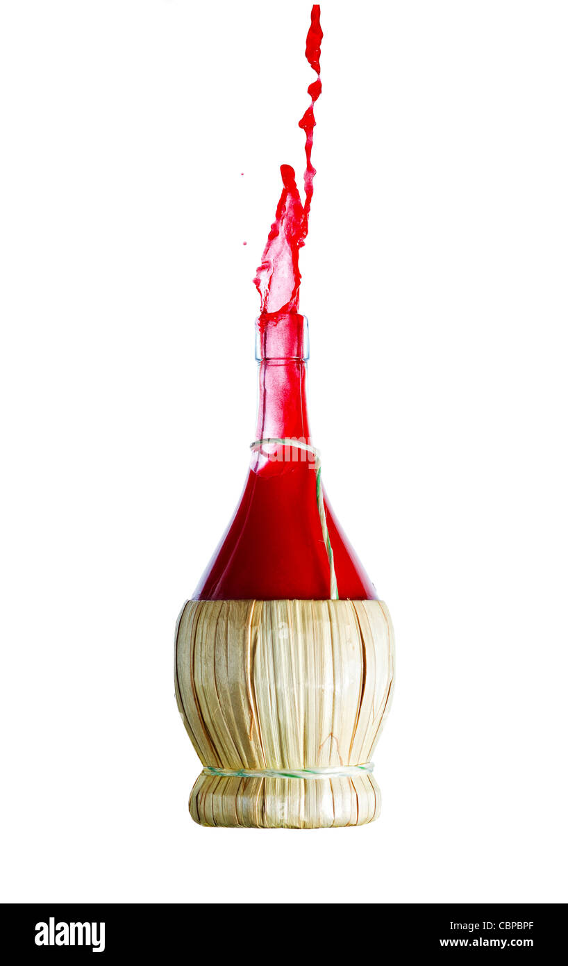 Paglia Vintage bottiglia e creative di spruzzi di liquido rosso. Isolato su bianco Foto Stock